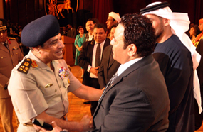 محمد فؤاد يصافح وزير الدفاع عبد الفتاح السيسي