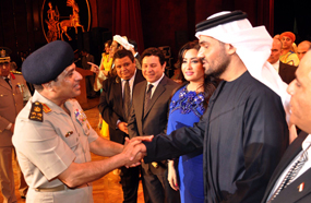 حسين الجسمي يصافح الفريق عبد الفتاح السيسي