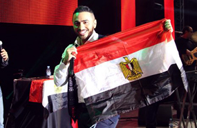 تامر حسني يرفع علم مصر