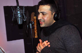 تامر حسين يغني &quot;سلام يا بلدي&quot;