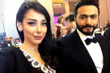 المطرب تامر حسني وزوجته