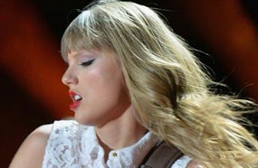 تايلور سويفت تتألق في عزفها المنفرد