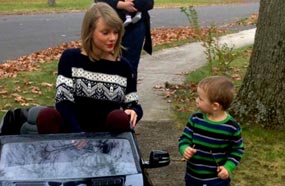 تايلور سويفت تحضر لعبة &quot;مرسيدس&quot; لإبن إحدى معجباتها