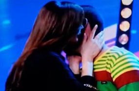 إليسا تقبل متسابق The X Factor مصطفى عبد الوهاب 