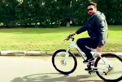 تامر حسني يتمرن بقيادة دراجته