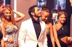 تامر حسني وسط العارضات