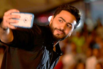 تامرحسني يلتقط Selfie مع جمهوره