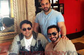 تامر حسني مع شقيق شاكيرا وطارق فريتخ