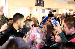 تامر خلال وصوله مطار بيروت