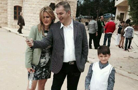 طوني خليفة وزوجته وابنه