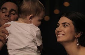 "لميس" تداعب أحد الأطفال في الإعلان