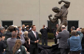 أرنولد والتمثال