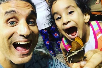 باسم يوسف

يمضي الإعلامي باسم يوسف أوقاتا خاصة برفقه ابنته نادية منذ وصولها إلى دبي، ونشر باسم صورة له برفقه نادية أثناء قضاء يوم في حديقة الفراشات بدبي.
