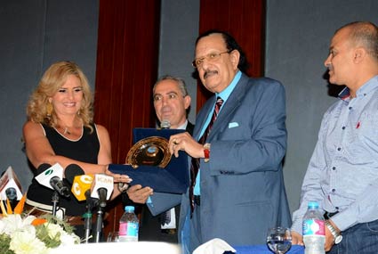 يسرا تستلم درع التكريم من فاروق صبري