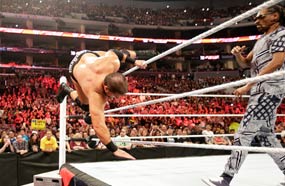 سنوب دوج يطرح كيرتس أكسل من خارج الحلبة