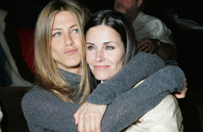 كورتني كوكس مع صديقتها جينفر أنيستون