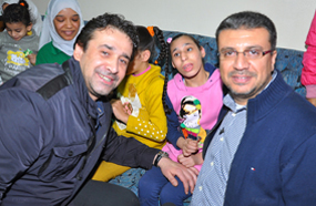 كريم وعمرو مع بعض الاطفال من ذوي الاحتياجات الخاصة