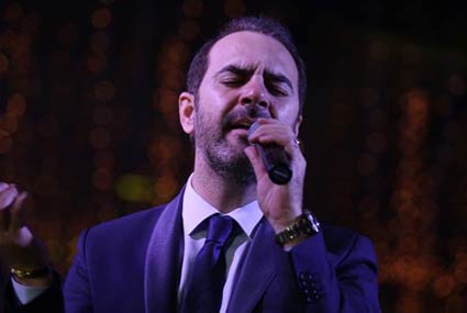 وائل جسار يقدم فقرته الغنائية.