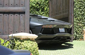 الأبواب الإلكترونية تغلق على سيارة ويست