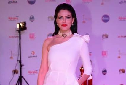 دارين حداد مشهورة بذوقها المميز في اختيار الأزياء، وبالفعل جاء الـJumpsuit  مميزا وكذلك اكسسوارها وتصفيفة شعرها، ولكنها كانت تحتاج لقياس أكبر من ذلك، بالإضافة لحذائها الذي دمر جمال الإطلالة