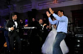 عمرو مصطفى يرقص على &quot;بشرة خير&quot; من محمد حماقي