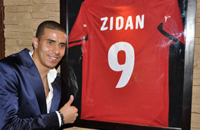 زيدان مع التي شيرت رقم 9 الشهير