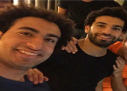 صورة- علي ربيع يقلد صورة محمد صلاح على الشاطيء