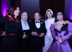 شاهد- رقص فيفي عبده مع نجوم "مسرح مصر" في حفل زفاف ابنة صلاح عبد الله