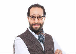 أحمد أمين ساخرا من صورته: تأكدوا إن دي بدلة