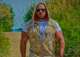 فيديو - أحمد مكي يرضع سنجاب