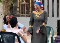 بالفيديو- رقصة عارفة عبد الرسول في كواليس "حواديت الشانزليزيه"