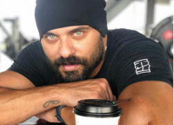 نصيحة أحمد صلاح حسني للآباء والأمهات
