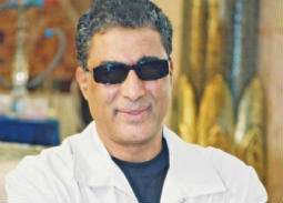 شروط أسرة أحمد زكي لتقديم قصة حياته... شرط خاص بهالة فؤاد
