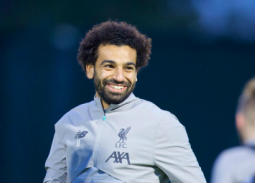 على متن الطائرة... محمد صلاح يشاهد هذه الأفلام لتامر حسني وأحمد عيد