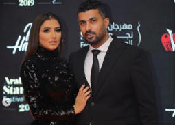 صورة رومانسية لمحمد سامي ومي عمر في شوارع لندن