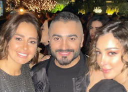بالصور والفيديو - زوجة تامر حسني وأصدقاؤه يحتفلون بدخوله موسوعة جينس