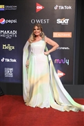 يسرا بفستان مميز بألوان هادئة