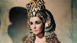 إليزابيث تايلور في فيلمCleopatra  التي تم إنتاجه في الولايات المتحدة والمملكة المتحدة عام 1963.

