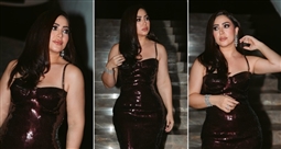 بوسي بفستان انيق لامع في جلسة تصوير جديدة 