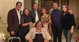 هاني رمزي وعائلته تتوسطهم والدته الراحلة