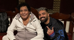 فلبينو أحمد مع الكينج محمد منيرفي كواليس إعلان (يا واحشني)