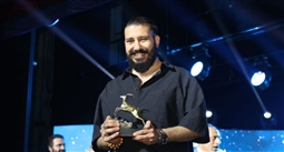 المخرج مراد مصطفى يحتفل بفوز "عائشة لا تستطيع الطيران" بالجائزة الكبرى من مهرجان "عنابة" السينمائي بالجزائر