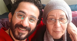 أحمد حلمي ووالدته