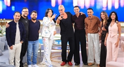 نجوم الفيلم مع منى الشاذلي.