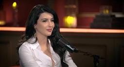 سارة بركة خلال استضافتها في بودكاست "منا وفينا"