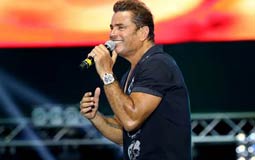 بالفيديو- عمرو دياب من جديد على زجاجات "بيبسي"