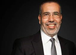 "حتى لا يطير الدخان"... مدحت العدل يكشف الفرق بين الفيلم والمسلسل