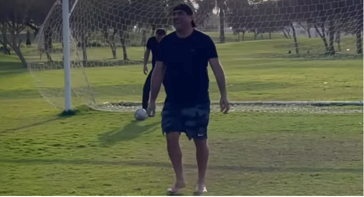 وائل كفوري يلعب كرة القدم حافي القدمين thumbnail